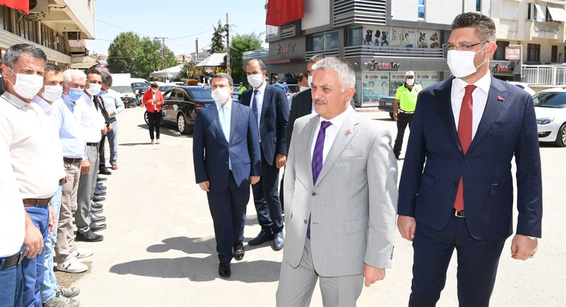 Vali Yazıcı, Kaymakam Çimşit ve beraberinde ki heyet daha sonra Korkuteli Belediyesine geçerek Belediye Başkanı Ömer Niyazi İşlek i ziyaret etti
