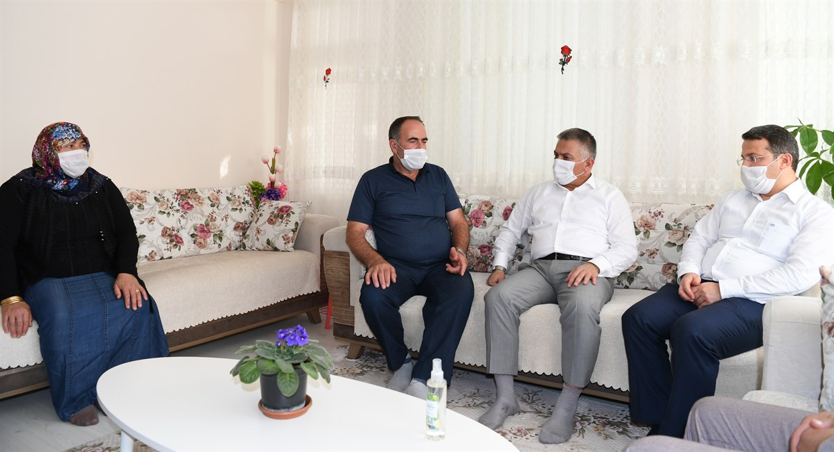 Vali Ersin Yazıcı, şehit Jandarma Uzman Çavuş Tuncay Arslan ın ailesini ziyaret etti