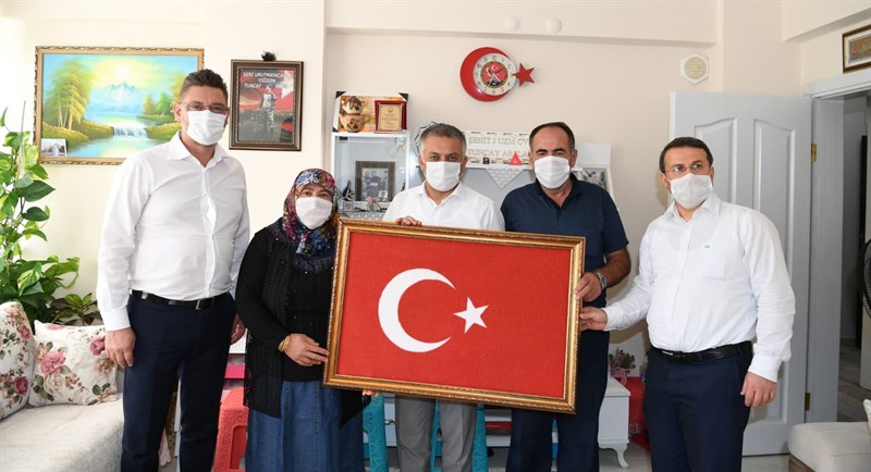 Vali Ersin Yazıcı, şehit Jandarma Uzman Çavuş Tuncay Arslan ın ailesini ziyaret etti