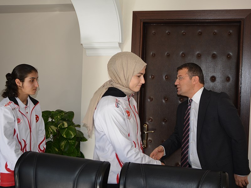 Belediyespor Kulübü Başkanı Muharrem Yavuz ve dereceye giren sporcular İlçe Kaymakamı Ömer Çimşit’i ziyaret etti.