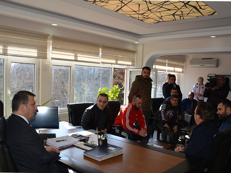 Belediyespor Kulübü Başkanı Muharrem Yavuz ve dereceye giren sporcular İlçe Kaymakamı Ömer Çimşit’i ziyaret etti.