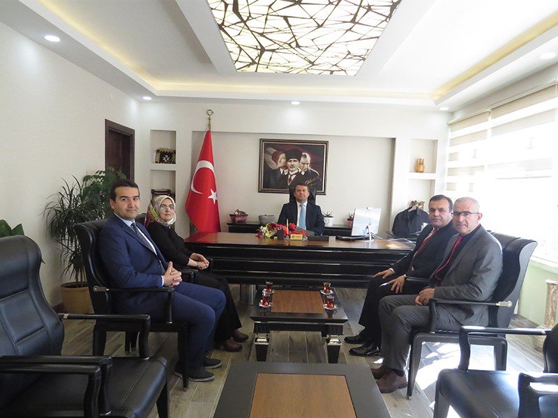 Vergi haftası dolayısıyla Vergi Dairesi Müdür V. Yılmaz Külen,Kaymakam Çimşit i makamında ziyaret etti.