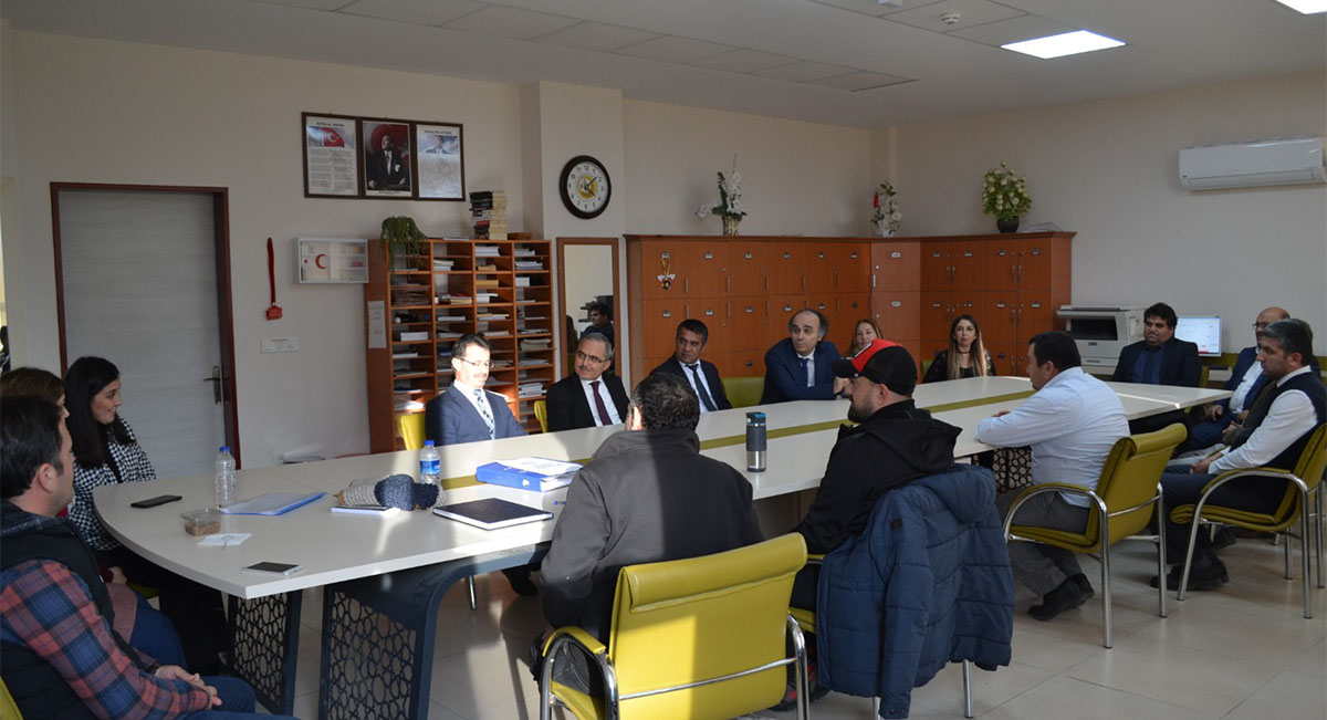 İlçe Kaymakamı Sezgin Üçüncü AHENK Projesi kapsamında Şehit Yasin Naci Ağaroğlu Proje Anadolu İmam Hatip Lisesini ziyaret etti.