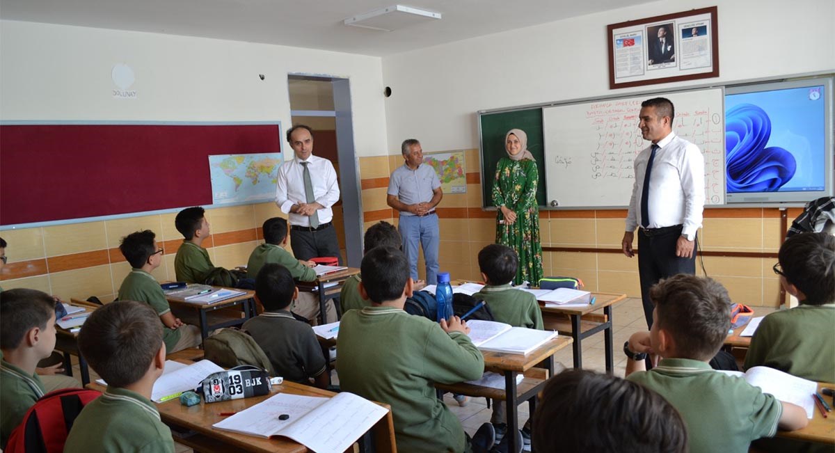 İlçemiz Kaymakamı Sezgin Üçüncü Korkuteli Şehit Tuncay Arslan İmam Hatip Ortaokulunu ziyareti