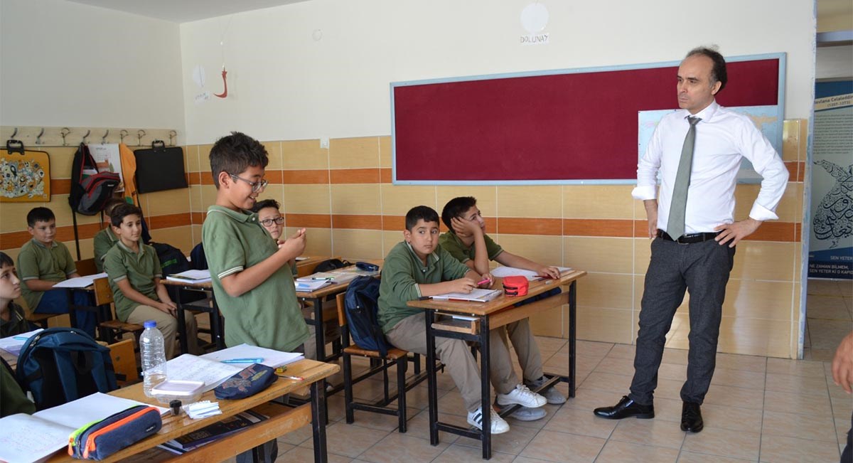 İlçemiz Kaymakamı Sezgin Üçüncü Korkuteli Şehit Tuncay Arslan İmam Hatip Ortaokulunu ziyareti