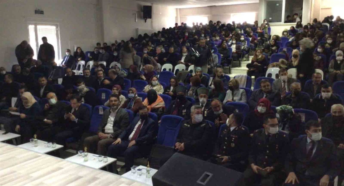 18 Mart Şehitler Günü kapsamında Korkuteli Lokman Hekim Mesleki ve Teknik Anadolu Lisesi konferans salonunda anma programı