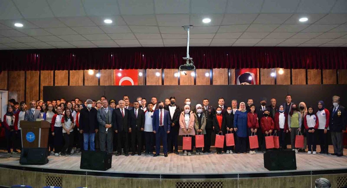 18 Mart Şehitler Günü kapsamında Korkuteli Lokman Hekim Mesleki ve Teknik Anadolu Lisesi konferans salonunda anma programı