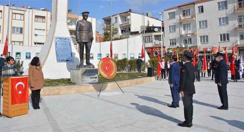 18 Mart Şehitler Günü kapsamında Anıt meydanında Çelenk koyma töreni gerçekleştirildi.